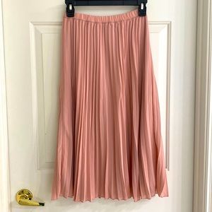 H&M blush pink pleated skirt. Length 27 inches.